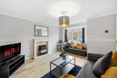 Bedford Apartment | Lovely 3 Bed Detached - Parking