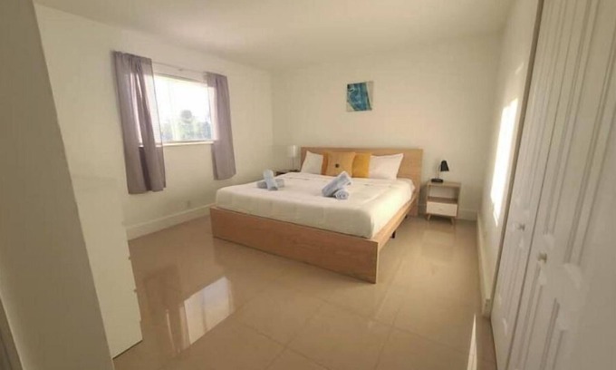 Riverside Park Apartment | Lovely 3-bedroom rental unit w/free parking - C4
