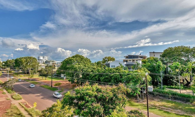Cullen Bay Apartment | Lovely 3 bedroom apartment in the city