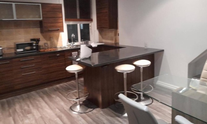 Trafford Apartment | Lovely 3 Bedroom Apartment in Hale.