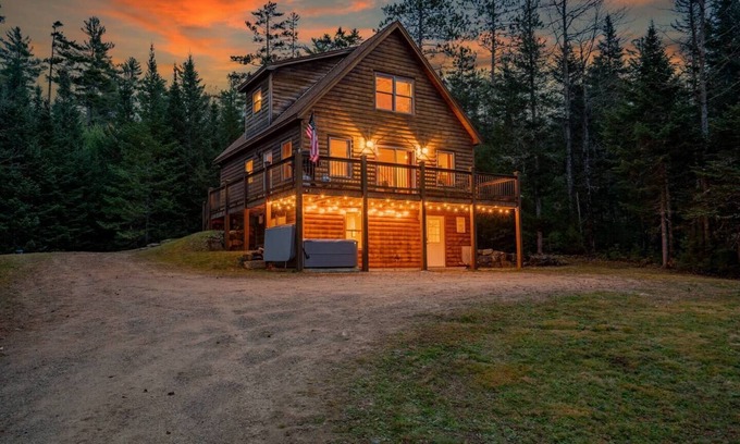 Sunday River Area Ski Chalet | Lovely 3-bedroom chalet in Bethel with hot tub