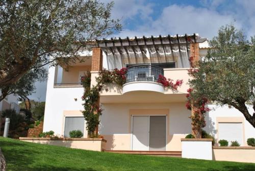 Portimao Villa | Lovely 3 Bedroom Villa with Pool in Great Location