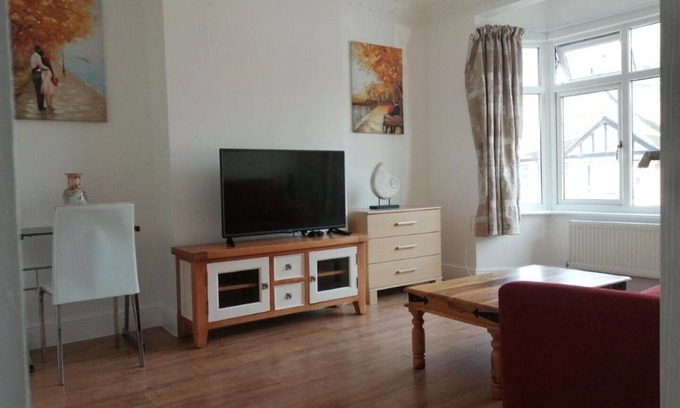 Havering Apartment | Lovely 3 Bedrooms Flat Near Romford Station With Free Parking