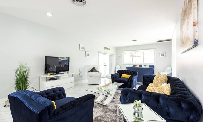 Hollywood Hills House | LOVELY 4/2 VILLA WITH LARGE PRIVATE POOL