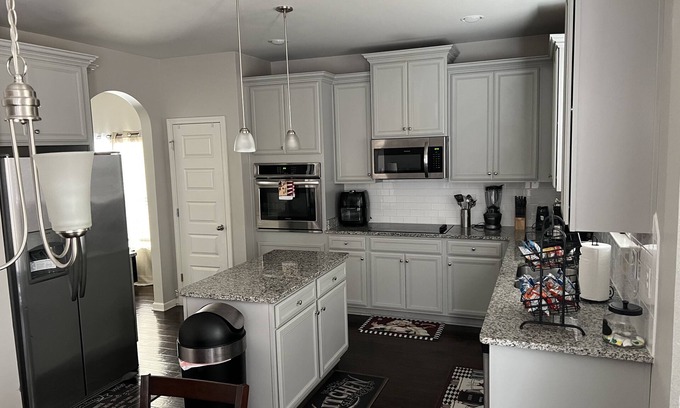 McDonough House | Lovely 4 Bedroom with Free Parking & Wi-Fi - 23mi from Airport