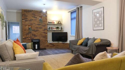 Earls Barton House | Lovely 5 Bedroom Home w Garden near Northampton