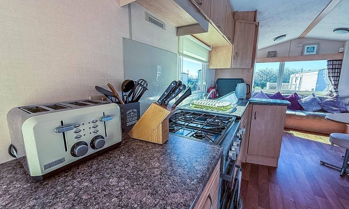 Mappleton House | Lovely 6 berth caravan at Skipsea Sands Park in Yorkshire ref 41053SF