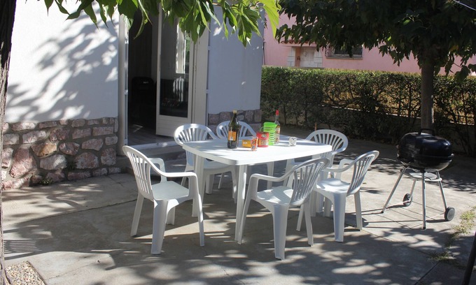La Jetee Villa | Lovely air-conditioned 2-bedroom apartment, 1 parking space, 3 min from beach/restaurants.