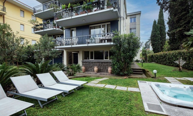 Desenzano del Garda Apartment | Lovely apartment for 6 people with WIFI, hot tub, sauna, A/C, TV and terrace, close to Sirmione