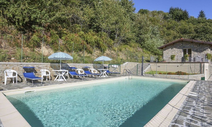 Villa Collemandina Villa | Lovely apartment in villa for 3 guests with WIFI, pool, terrace and pets allowed
