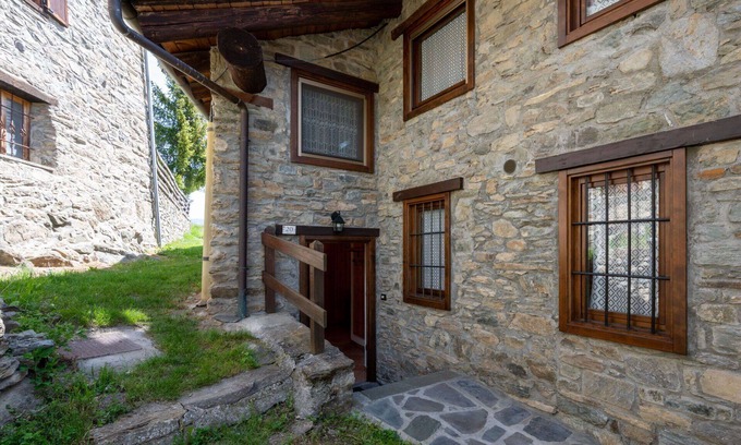 Sarre Apartment | Lovely apartment for 6 guests with TV and balcony, close to Aosta