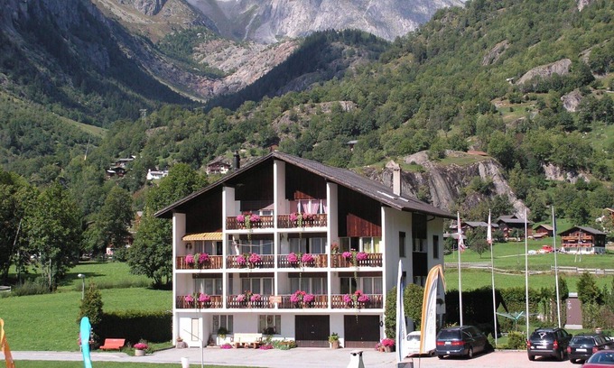 Reckingen Apartment | Lovely apartment for 4 people with WIFI, TV, balcony and pets allowed