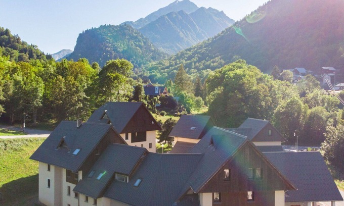 Saint-Colomban-des-Villards Apartment | Lovely apartment for 6 people with internet, TV, terrace, pets allowed and parking