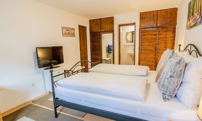 Axams Apartment | Lovely apartment for 2 guests with WIFI, TV, pets allowed and parking