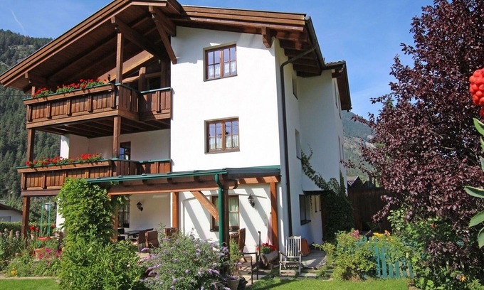 Pfunds Apartment | Lovely apartment for 4 guests with WIFI, TV and terrace