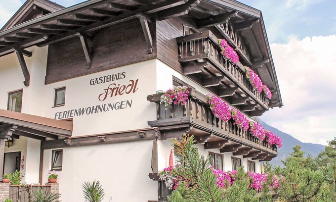 Imst Apartment | Lovely apartment for 4 guests with WIFI, TV, balcony and parking