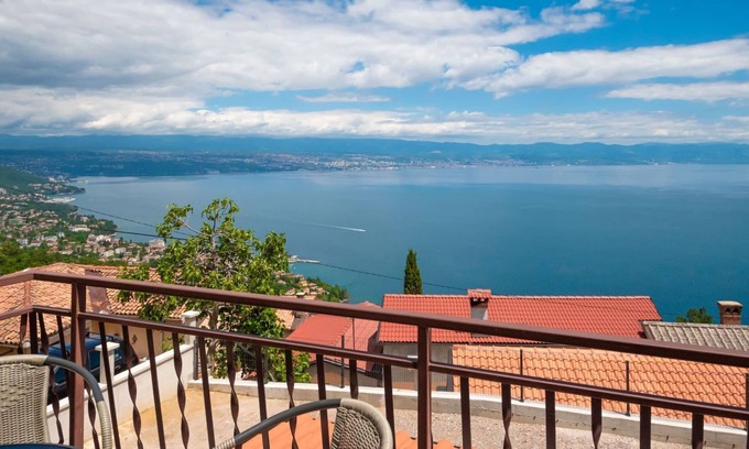 Tulisevica Apartment | Lovely apartment for 4 guests with WIFI, A/C, TV, terrace, pets allowed, panoramic view and park...