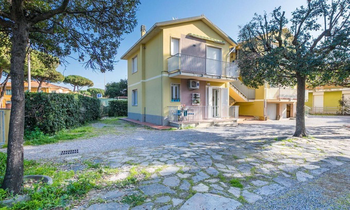 Marina di Cecina Apartment | Lovely apartment for 4 guests with WIFI, A/C, TV, balcony and pets allowed