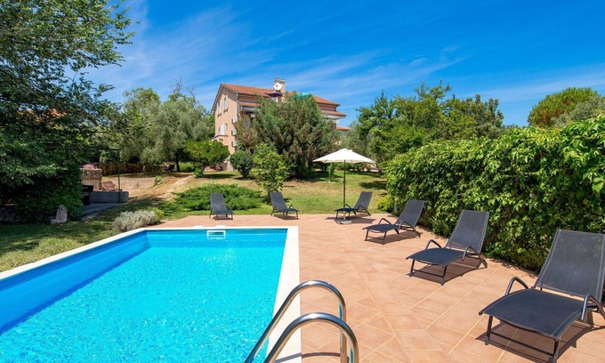 Milohnici Apartment | Lovely apartment for 5 people with pool, A/C, WIFI, TV, terrace and pets allowed