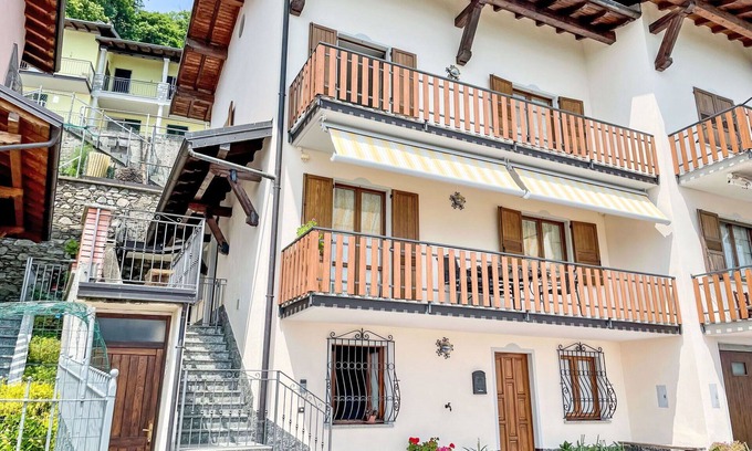Trezzone Apartment | Lovely apartment for 6 guests with WIFI, A/C, TV, terrace, pets allowed and panoramic view