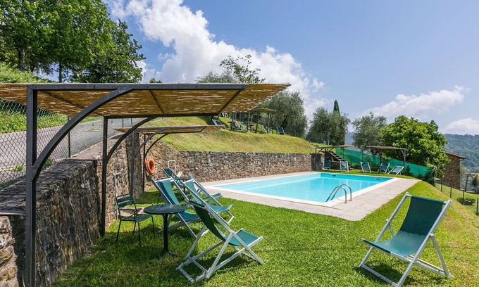 Pescia Apartment | Lovely apartment for 6 people with WIFI, pool, TV, patio and pets allowed
