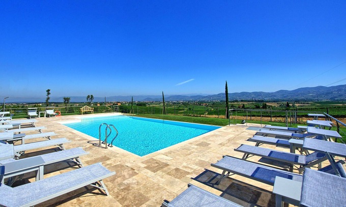 Vinci Apartment | Lovely apartment for 6 people with WIFI, A/C, pool, TV and panoramic view