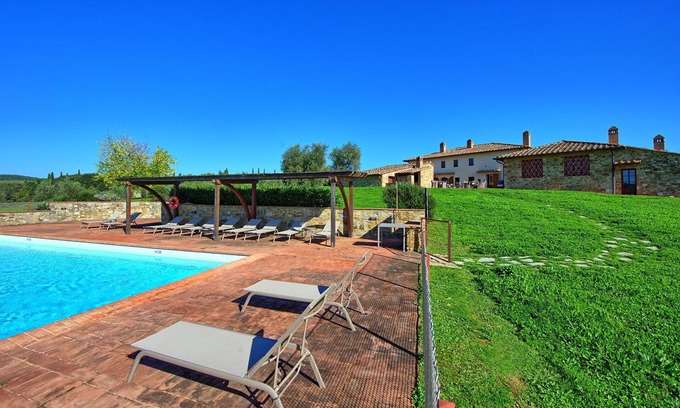 Castelnuovo Berardenga Apartment | Lovely apartment for 2 guests with A/C, pool, TV and panoramic view, close to Siena