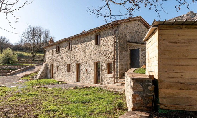 Arcidosso House | Lovely apartment in villa for 6 people with patio, pets allowed and panoramic view