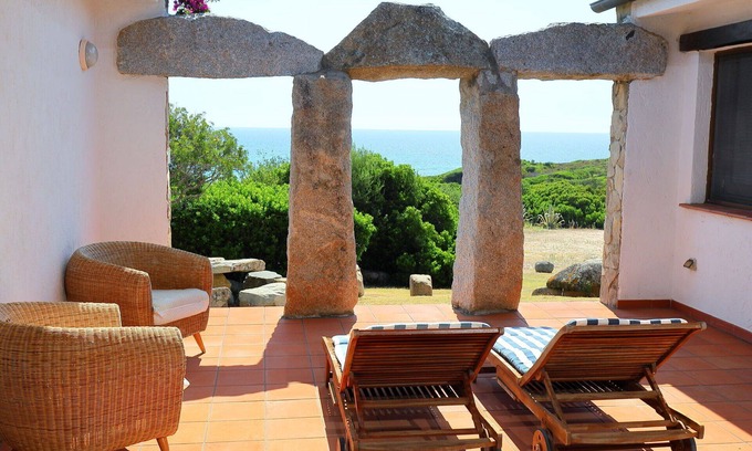 Sant'Elmo House | Lovely apartment in villa for 6 guests with A/C, TV, terrace and pets allowed