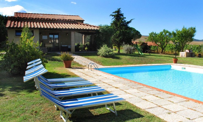 Pomarance Villa | Lovely apartment in villa for 5 people with WIFI, pool, TV, patio and parking