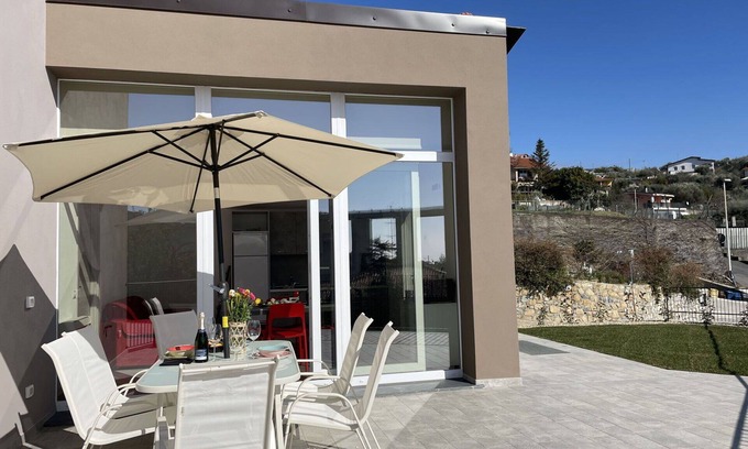 Poggi House | Lovely apartment in villa for 4 people with A/C, hot tub, WIFI, TV and terrace