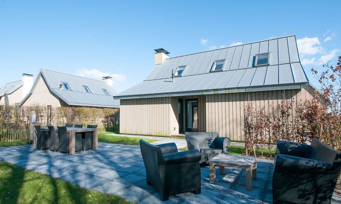 Tholen House | Lovely apartment in villa for 6 people with hot tub, WIFI, TV and parking