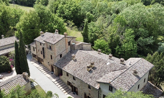 Umbertide Villa | Lovely apartment in villa for 4 guests with A/C, WIFI, pool, TV, patio and panoramic view