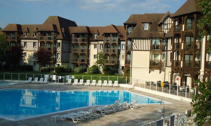 Deauville Apartment | LOVELY APARTMENT WITH TERRACE AND POOL VIEW WIFI FOR 6 PEOPLE