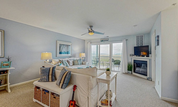 Ocean View Condo | Lovely Bethany Bay Condo w/Balcony Water Views, W/D, Shared Pool, WiFi, & AC