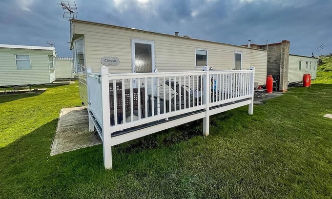 Walton on the Naze House | Lovely caravan with decking at Naze Marine Holiday Park in Essex ref 17260C
