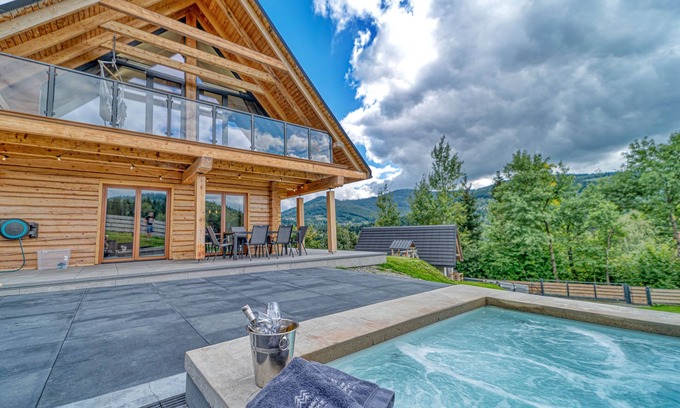 Zawoja Ski Chalet | Lovely chalet with Jacuzzi in charming Zawoja