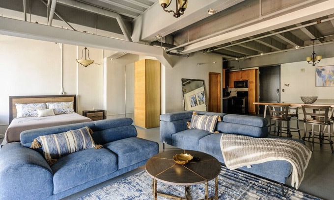 Downtown Los Angeles Condo | Lovely Condo in Downtown LA w/Great Views & Pool