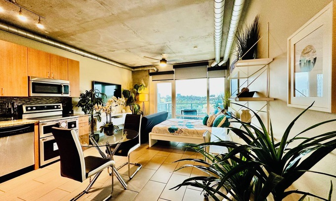 Smart Corner Condo | Lovely Condo w/Amazing Balcony & Rooftop Viewsn - Family Friendly