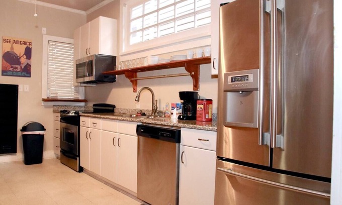 Touro Cottage | Lovely cottage 5 mins walk to historic St Charles Ave. & Magazine St