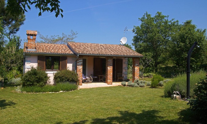 Baderna Cottage | Lovely cottage with large pool in gorgeous, landscaped garden
