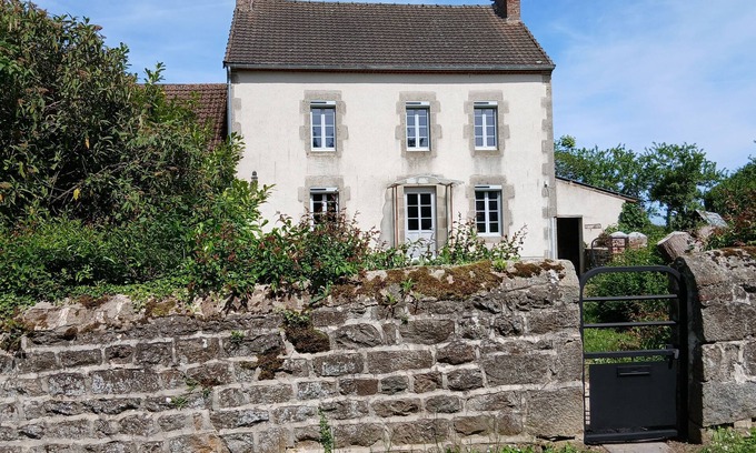 Marcillat-en-Combraille Villa | Lovely detached house close to village on enclosed land planted with trees.