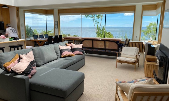 Lutsen House | Lovely Home-180 Views on Lake Superior-3 miles to Ski Hill-on Bike Path-no kids