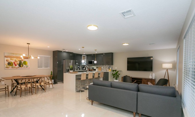 Ludlam House | Lovely home, close to all principal Highways, Shopping Centers and Hospitals.