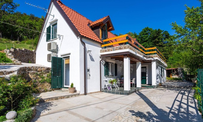 Senj House | Lovely home in Gornji Lopci with WiFi