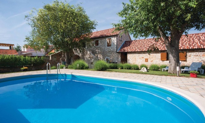 Gradina House | Lovely home in Lozovac with WiFi