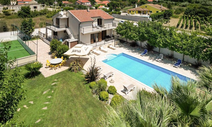 Lovinac House | Lovely home in Policnik with sauna