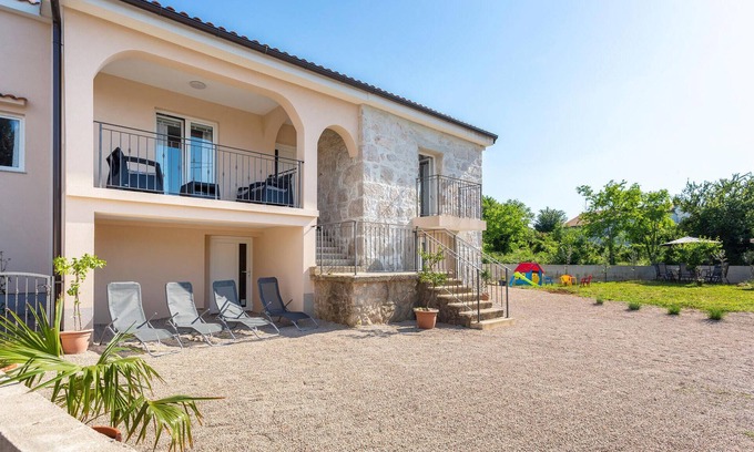Rasopasno House | Lovely home in Rasopasno with WiFi