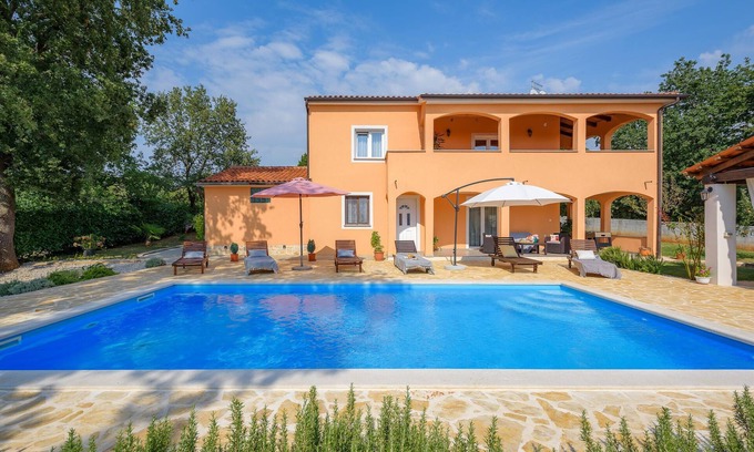 Heraki House | Lovely home in Sv.Lovrec with kitchen