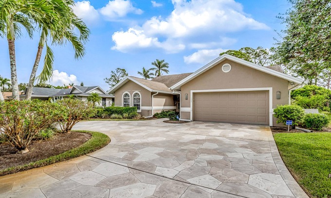 Lely Golf Estates House | Lovely home with pool, golf nearby, lanai, central AC, & washer/dryer